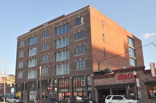 Foto del edificio - 310 E 1st St