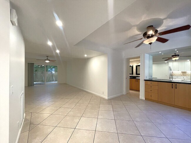 Foto del edificio - AVAILABLE NOW! 2 Bed 2 Bath Condo in Palm ...