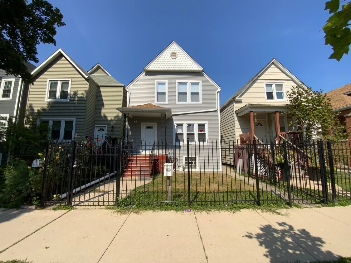 Foto principal - 3426 W Melrose St