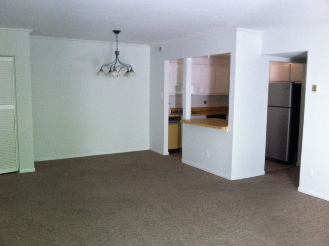 Kitchen/Dining - 10118 Campus Way S