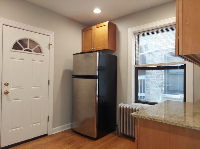 Building Photo - 4550 N Wolcott Ave