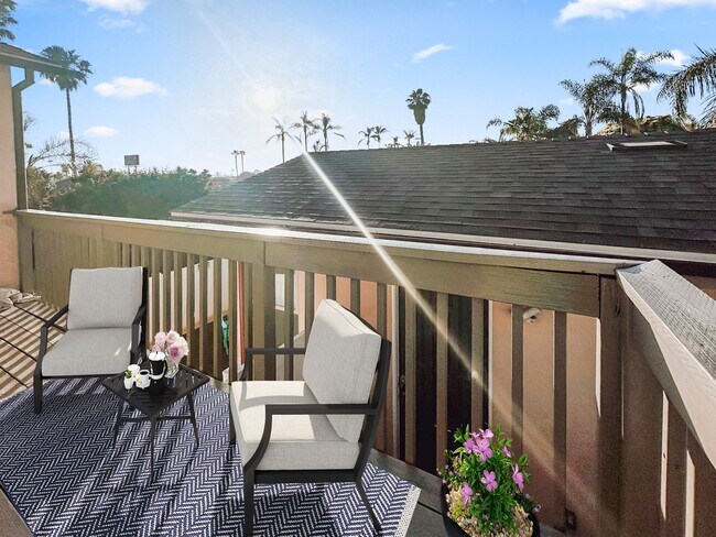 Foto del edificio - Gorgeous, 2/1 with large yard! Beach Living west of the 5 fwy in Encinitas