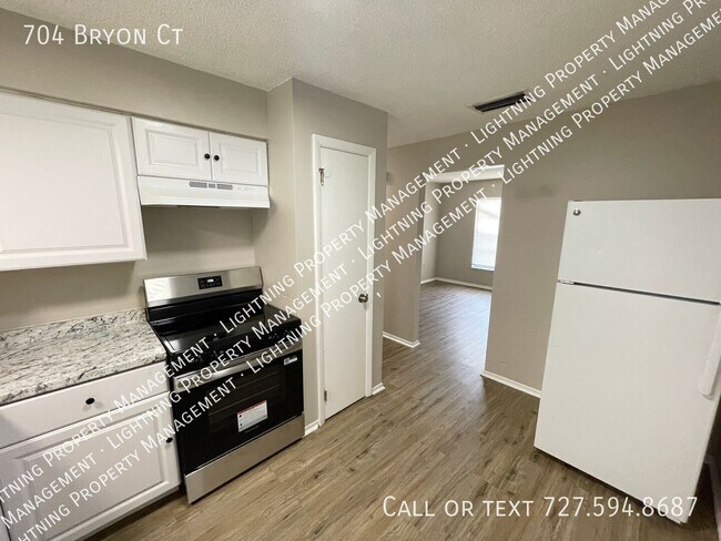 Foto del edificio - 704 Bryon Ct