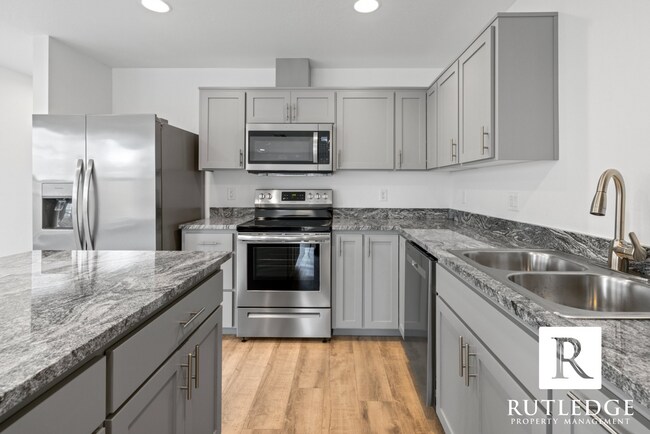Foto del edificio - New 3 Bed/2.5 Bath Townhome in Medford