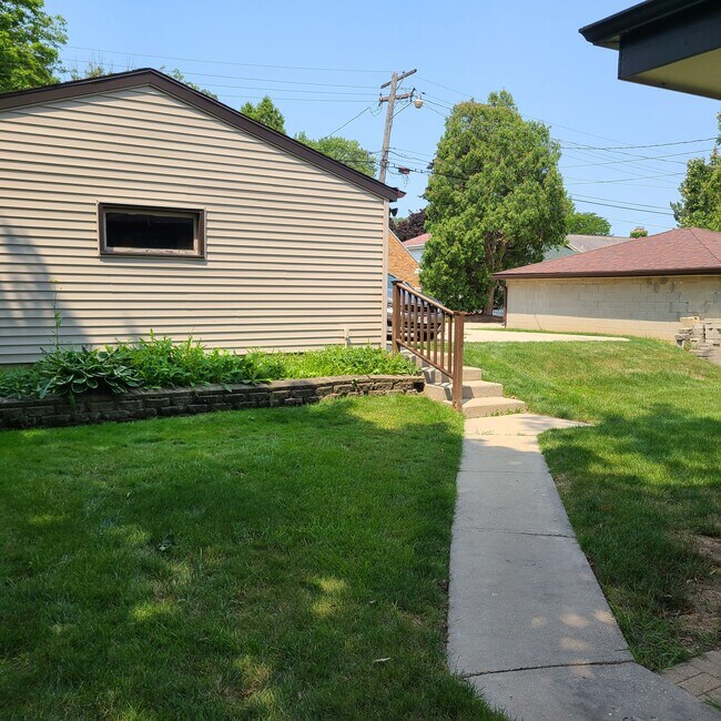 Building Photo - 3415 S 43rd St