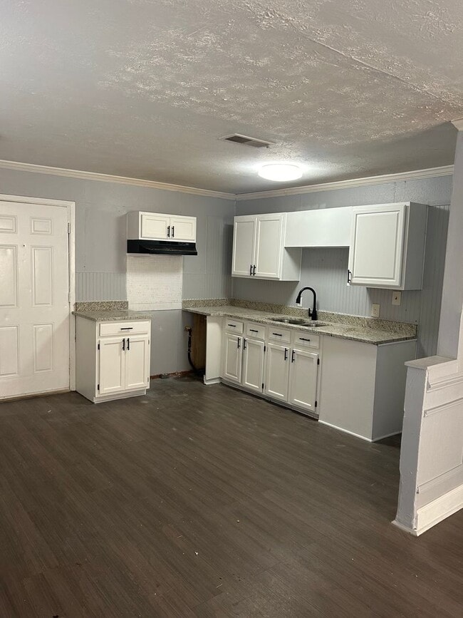 Foto del edificio - 3bd/1ba w/ Side Porch and Fully Fenced In Backyard!