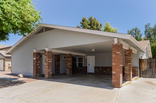 Building Photo - 555 N Elm