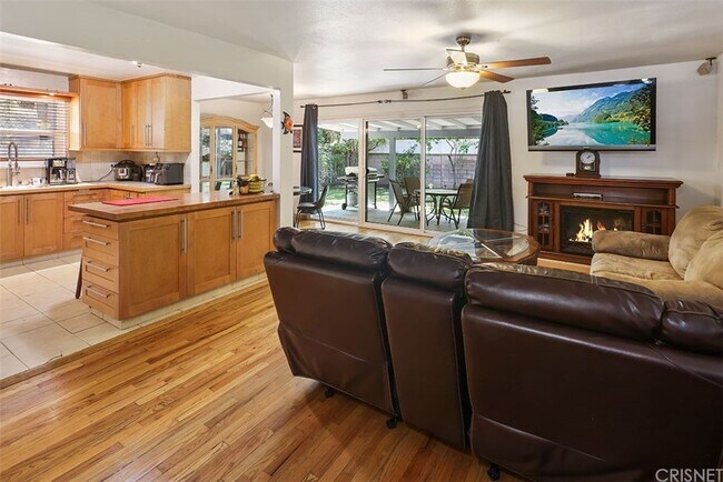 Vista de la sala de estar 1 - 6565 Vicky Ave