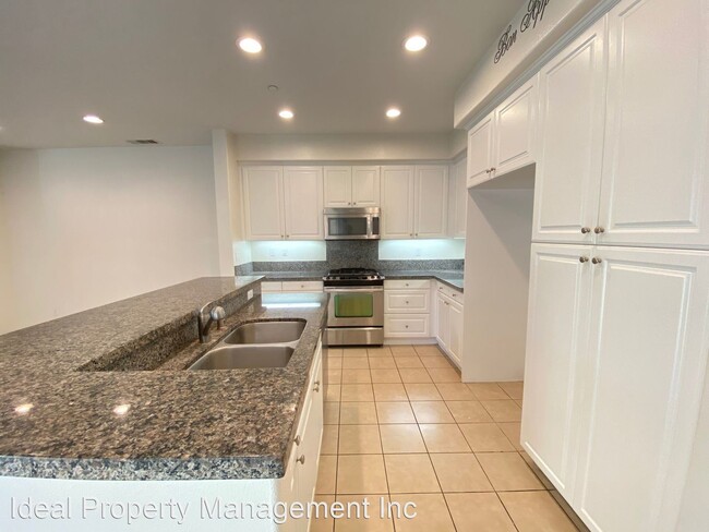 Building Photo - 3 br, 2.5 bath House - 978 Sweetbriar Ln #B