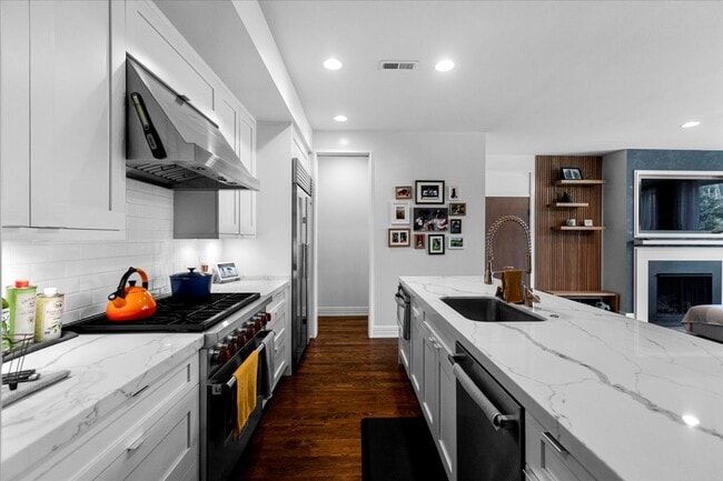 Photo - 2749 N Lakewood Ave Apartment