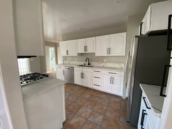 Foto del edificio - Remodeled Home w/ Detached Garage