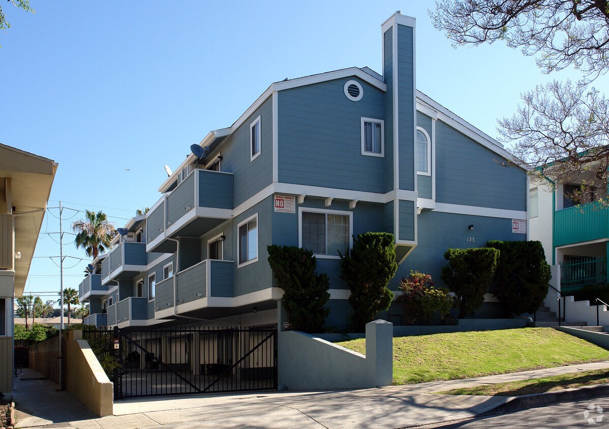Building Photo - 123 W 64th Pl