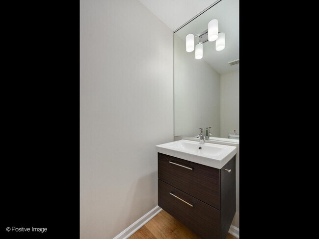 Foto del edificio - 2373 N Wayne Ave