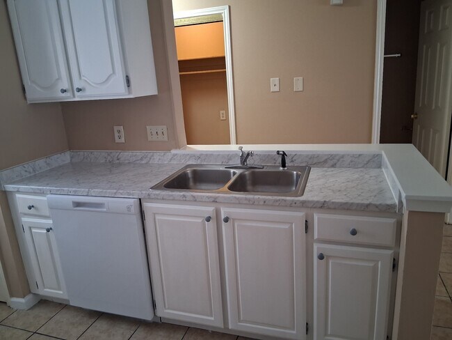 Building Photo - 2030 Plantation Dr