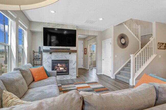 Building Photo - Beautiful Executive Townhome in Great Loca...