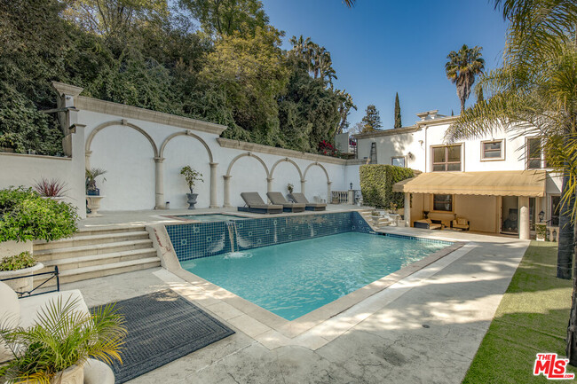 Building Photo - 3780 1/2 Multiview Dr
