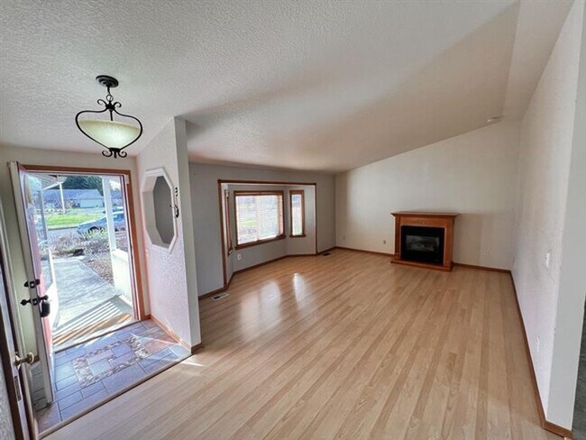 Building Photo - 3Bed 2Bath Single Level Avail. April 7th Move-In