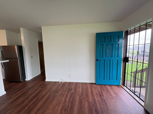 Foto del edificio - 64-5287-5287 White Rd