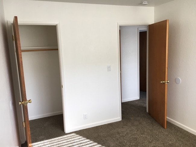 Building Photo - 104 Columbine Dr