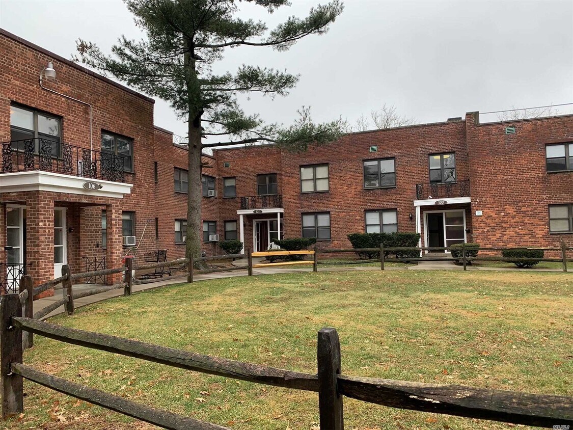 102 Division Ave Unit 2D, Levittown, NY 11756 Room for Rent in