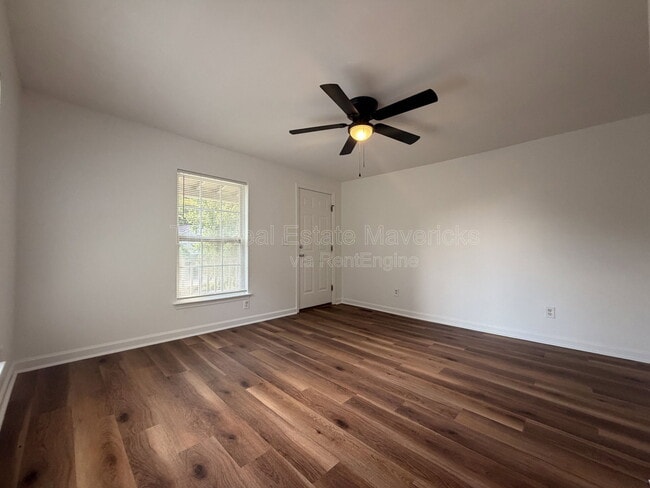 Building Photo - 1080 E Elmwood Dr