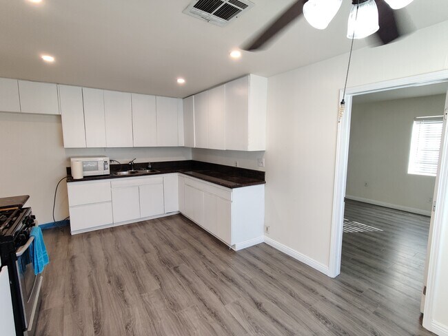 Foto del edificio - 16192 Appleblossom St