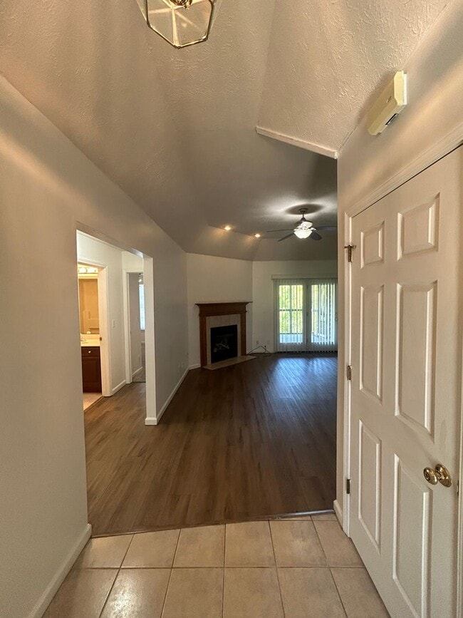 Building Photo - 3 Bedroom, 2 Bath Duplex