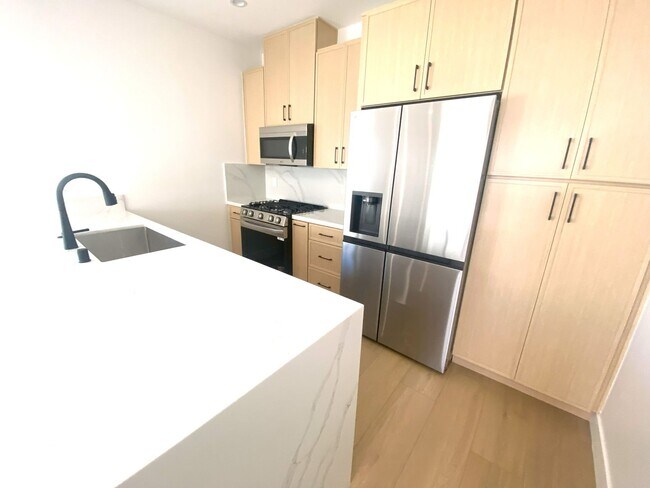 Foto del edificio - 4641 W 130th St
