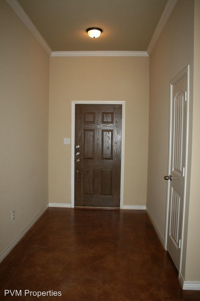 Building Photo - 700 Paso Fino St