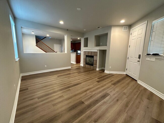 Building Photo - Courtyard Home!