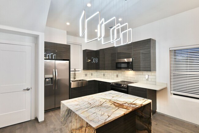 Building Photo - 902 Montana St