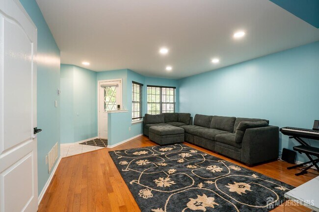 Building Photo - 141 Briarwood Dr