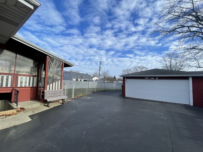 Building Photo - 10721 Lombard Ave