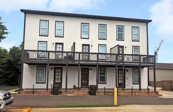 Building Photo - 813 14th Ct