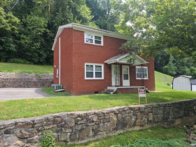 Building Photo - 232 Reed Hollow Rd