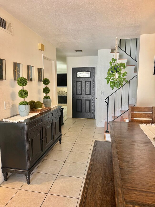 Foto del edificio - 12944 Newhope St