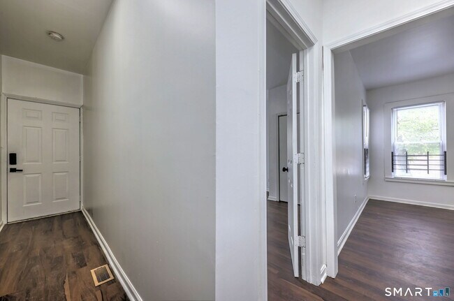 Building Photo - 483 Ferry St