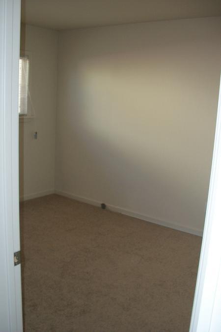 Building Photo - Great Location, Close to Everything!