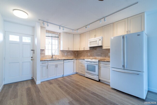 Building Photo - Available Now!  Highly desirable 2 bdrm, 2...