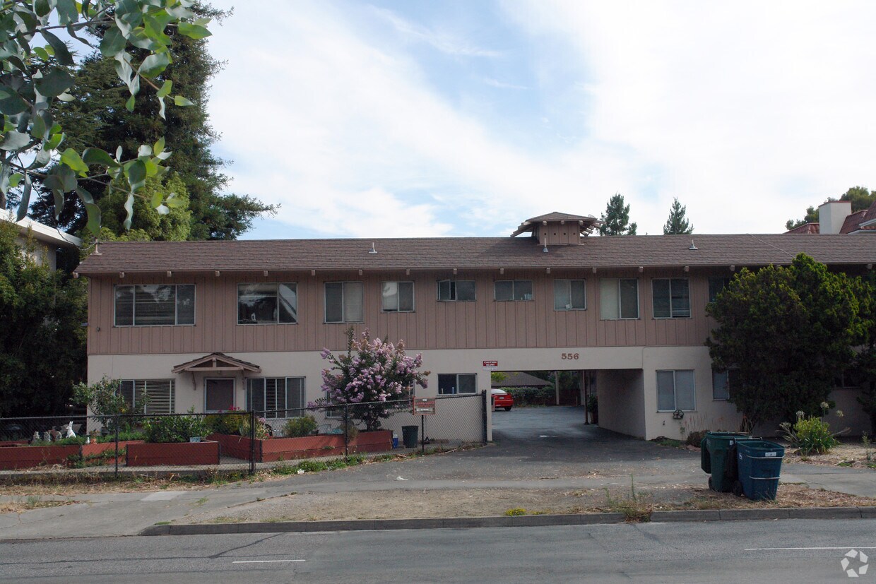 Foto del edificio - Clarie Court Apartments
