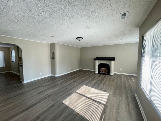 Foto del edificio - Large 3 Bedroom Remodeled Home