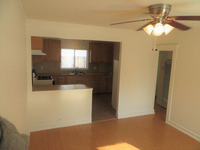 Foto del edificio - 323 W Glenoaks Blvd