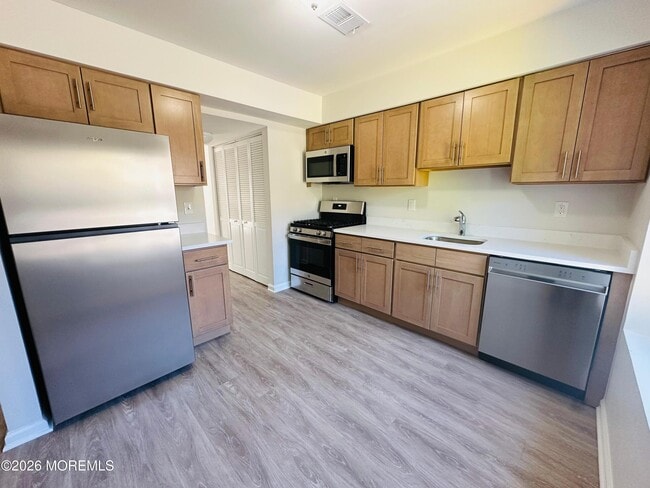 Building Photo - 402 Woodlake Manor Dr