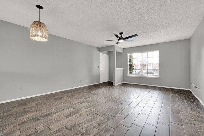 Foto del edificio - First Floor 2/2 Condo with private back in...