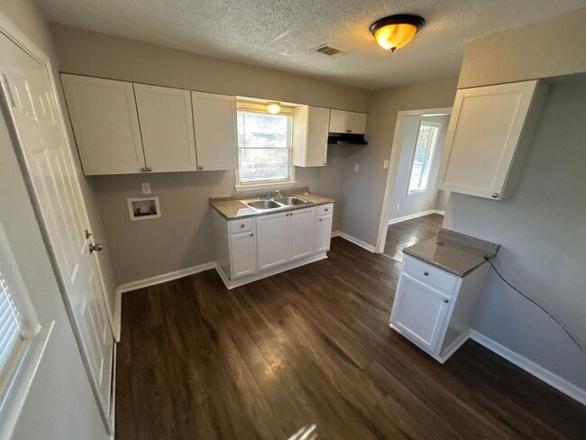 Building Photo - 3350 Ashland St