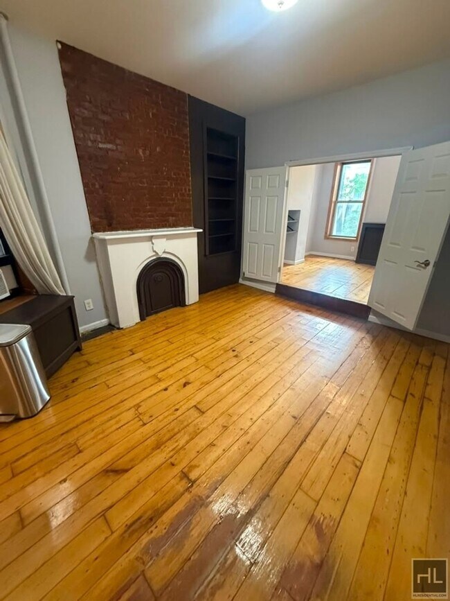 Foto del edificio - Classic East Village One-Bedroom with Exposed Brick & High Ceilings