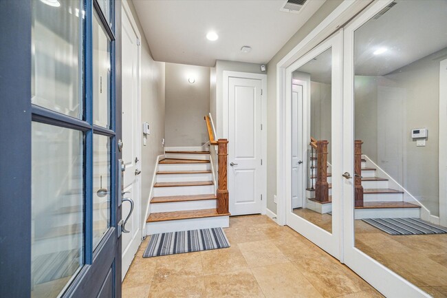 Foto del edificio - Midtown Townhouse for Lease Move-in Ready