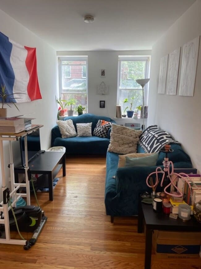 Renovated 2-Bedroom Apartment with Backyar... - Renovated 2-Bedroom Apartment with Backyar...