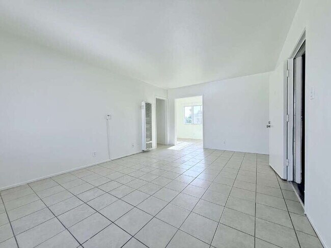 Foto del edificio - 943 W 68th St