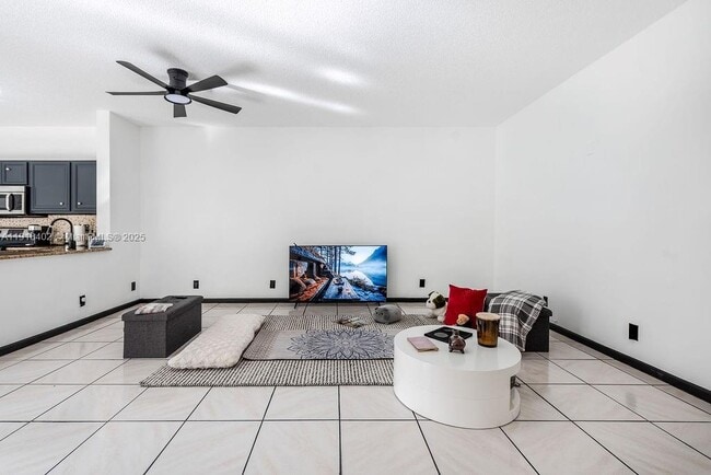 Building Photo - 6641 Via Regina